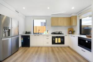 Central 4BR Retreat Near Beach & Waterfront
