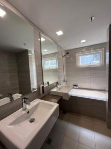 Comfortable 3 BR Seaview Next to Okada Casino Manila Airports MOA