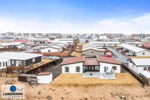 Peaceful Villa with Ocean View - Entire Home -Near KEF Airport