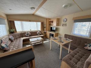 Sunnymede i15 Hot Tub - pet friendly, bed linen - Meadow Lakes Caravan & Lodge Hire