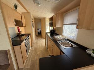 Sunnymede i15 Hot Tub - pet friendly, bed linen - Meadow Lakes Caravan & Lodge Hire