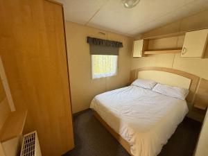 Sunnymede i15 Hot Tub - pet friendly, bed linen - Meadow Lakes Caravan & Lodge Hire