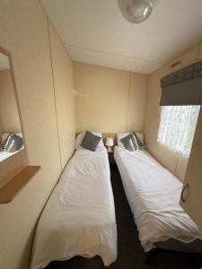 Sunnymede i15 Hot Tub - pet friendly, bed linen - Meadow Lakes Caravan & Lodge Hire