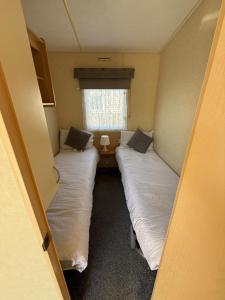 Sunnymede i15 Hot Tub - pet friendly, bed linen - Meadow Lakes Caravan & Lodge Hire
