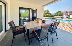 Stunning Home In Donji Prolozac