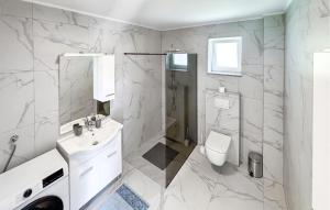 Stunning Home In Donji Prolozac