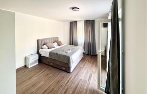 Stunning Home In Donji Prolozac