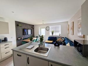 The Cozy Stopover 3 bedroom house with free Parking