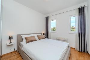 Marie 2 BR Apartment