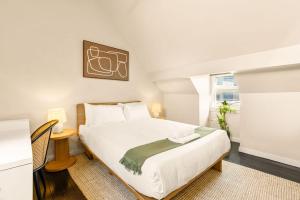 Redfern 3BR Family Stay with Parking & Patio