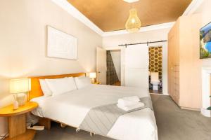 Redfern 3BR Family Stay with Parking & Patio