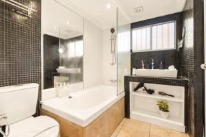 Redfern 3BR Family Stay with Parking & Patio
