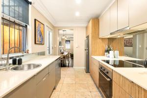 Redfern 3BR Family Stay with Parking & Patio