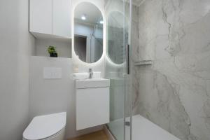 Modern Air-Conditioned Apartment with Balcony by Noclegi Renters