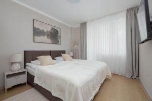 Modern Air-Conditioned Apartment with Balcony by Noclegi Renters