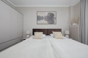 Modern Air-Conditioned Apartment with Balcony by Noclegi Renters