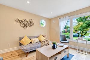 Toronto Luxury Suite with Free Parking, Near Airport
