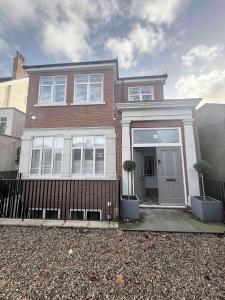 Full 1 bedroom and sitting room basement flat, 1 kingsize bed