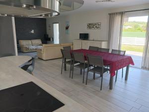 Grande maison plain pied, calme, proche A7,parking privé, idéal pro et famille nombreuse