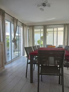 Grande maison plain pied, calme, proche A7,parking privé, idéal pro et famille nombreuse