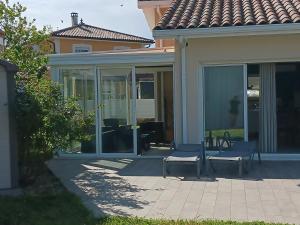 Grande maison plain pied, calme, proche A7,parking privé, idéal pro et famille nombreuse