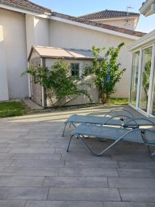 Grande maison plain pied, calme, proche A7,parking privé, idéal pro et famille nombreuse