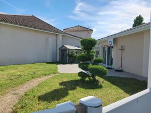 Grande maison plain pied, calme, proche A7,parking privé, idéal pro et famille nombreuse