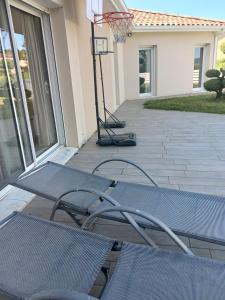 Grande maison plain pied, calme, proche A7,parking privé, idéal pro et famille nombreuse