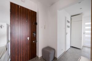 Chmielna Downtown Homely Apartment by BookingHost