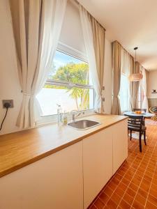 Mersika Aluna Beachfront Studio Garden View 10mins drive from Mersing Jetty Town