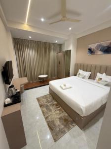 TTURA Kitchen Bar Rooftop & Rooms Pune