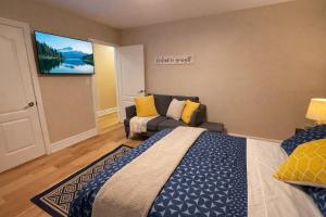 Toronto Luxury Suite with Free Parking, Near Airport