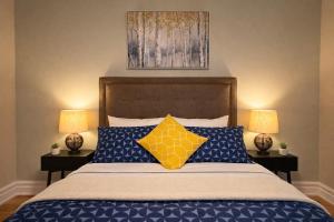 Toronto Luxury Suite with Free Parking, Near Airport
