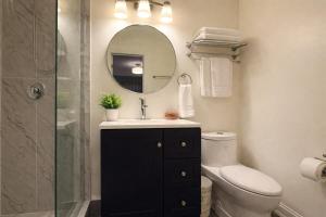 Toronto Luxury Suite with Free Parking, Near Airport