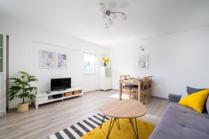 Chmielna Downtown Homely Apartment by BookingHost