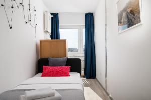 Chmielna Downtown Homely Apartment by BookingHost