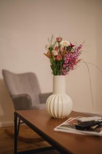 Conrad-B 01 by ROCKCHAIR Apartments l SUPERHOST Status l Super Flat, 3 Bedrooms 2 Bathrooms welcomes you!