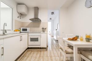Home2Book Elegant Urban Apartment La Naval