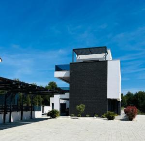 Luxury Villa Vesper- Heated Pool, Hot Tub, Rooftop terrace, Gym