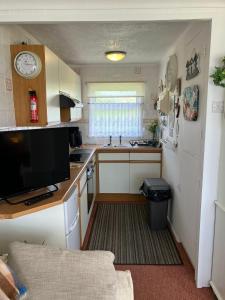 Cosy Seaside Chalet Which Accepts Dogs, Close To Hemsby Beach 83202S