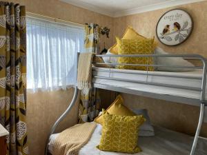 Cosy Seaside Chalet Which Accepts Dogs, Close To Hemsby Beach 83202S