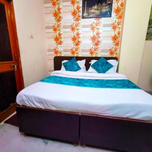 Grand Stays by Hotel Amisha - Near Station & Metro