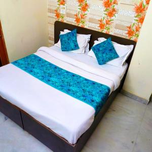 Grand Stays by Hotel Amisha - Near Station & Metro
