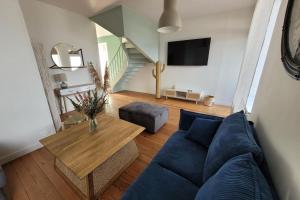 Maisons de Familles Beautiful city home with a pool table foosball table