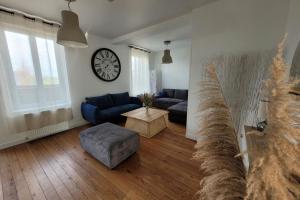 Maisons de Familles Beautiful city home with a pool table foosball table