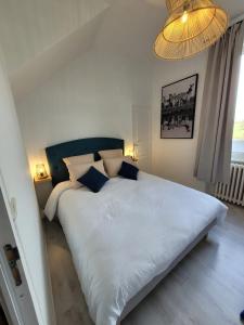 Maisons de Familles Beautiful city home with a pool table foosball table