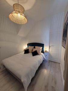 Maisons de Familles Beautiful city home with a pool table foosball table