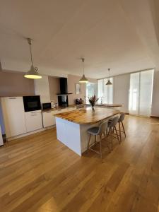 Maisons de Familles Beautiful city home with a pool table foosball table