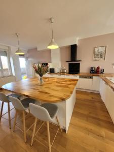 Maisons de Familles Beautiful city home with a pool table foosball table