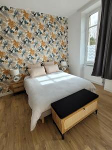 Maisons de Familles Beautiful city home with a pool table foosball table